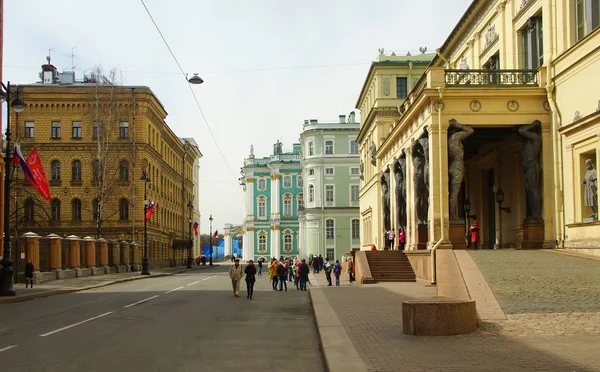 Mayıs sabah yürüyüşü, Millionnaya caddesi ve yeni Hermitage 'ın Portico' su — Stok fotoğraf