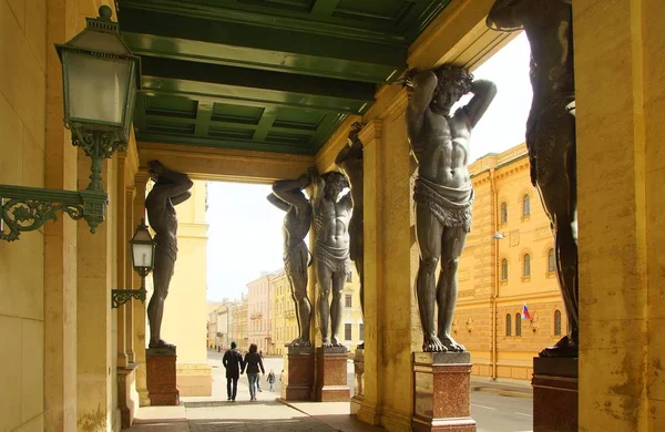 Moge de ochtend wandeling, granieten Atlantiërs en Portico van de nieuwe Hermitage — Stockfoto