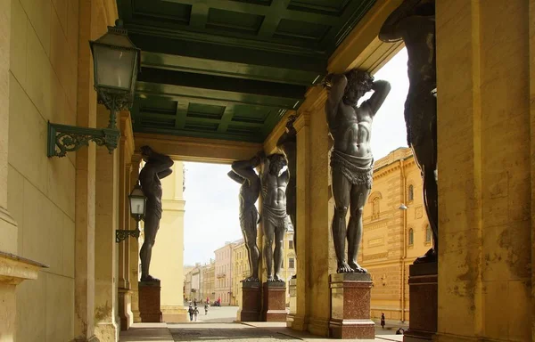May morning walk, granite Atlanteans and Portico of the new Hermitage — Stock Photo, Image