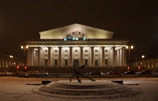 Walk along the night decorated for New Year's Petersburg, Exchange Building — Stock Photo, Image