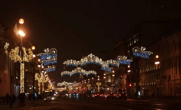 Promenade le long de la nuit décorée pour le Nouvel An à Pétersbourg — Photo