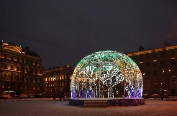 Promenade le long de la nuit décorée pour le Nouvel An Saint-Pétersbourg — Photo