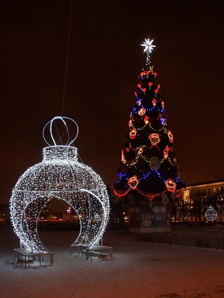 Прогулка по ночам украшенные для Нового года Петербург, площадь Ленина — стоковое фото