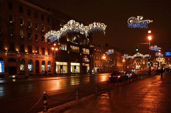 Promenade le long de la nuit décorée pour le Nouvel An à Pétersbourg — Photo