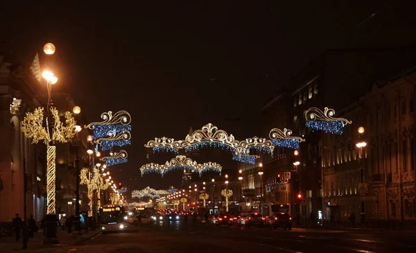 Paseo a lo largo de la noche decorada para el Año Nuevo Petersburgo — Foto de Stock