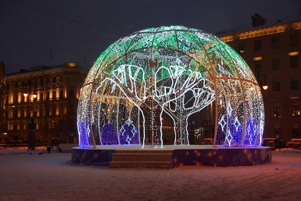 Promenade le long de la nuit décorée pour le Nouvel An Saint-Pétersbourg — Photo