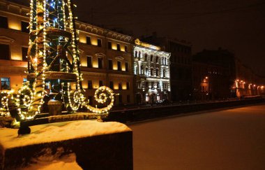 Yeni yıl için süslenmiş Nevsky Prospect, St. Petersburg 'da gece boyunca yürüyün.
