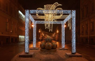 Yeni yıl için dekore edilmiş gece boyunca yürüyün St. Petersburg, Bolshaya Morskaya Caddesi