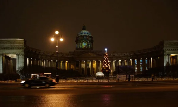 Spacer wzdłuż nocy urządzone na Nowy Rok w Petersburgu — Zdjęcie stockowe