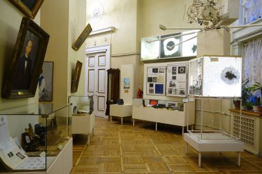 Kasvetli bir Aralık akşamı ve Pulkovo Gözlemevi Müzesi 'ne bir gezi.