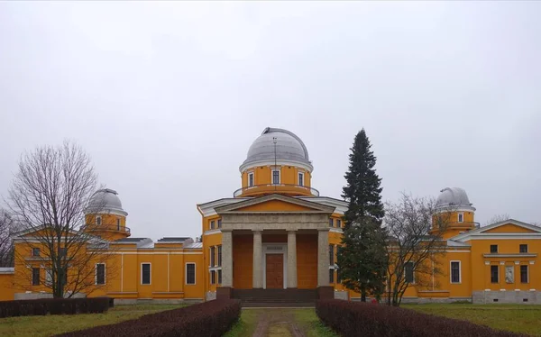 Oscura serata di dicembre e un'escursione al Museo dell'Osservatorio Pulkovo di San Pietroburgo — Foto Stock