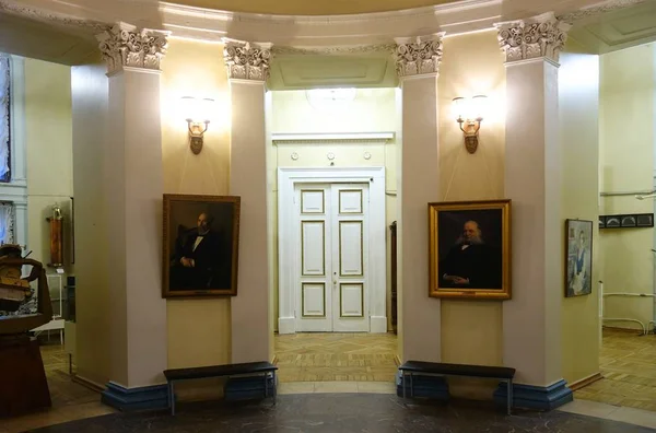 Ponury grudniowy wieczór i wycieczka do Muzeum Obserwatorium Pulkowskiego w Sankt Petersburgu — Zdjęcie stockowe