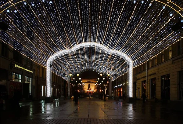 Walk along the night decorated for New Year 's Petersburg — стоковое фото