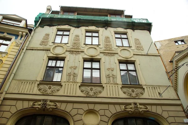 Detail der Fassadengestaltung eines Jugendstil-Wohnhauses — Stockfoto