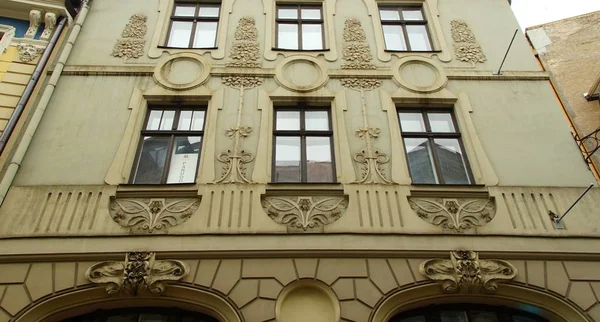 Detail of the facade design of an Art Nouveau apartment building — Stock Photo, Image