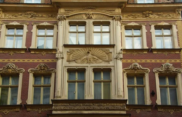 Detalle del diseño de fachada de un edificio de apartamentos Art Nouveau — Foto de Stock