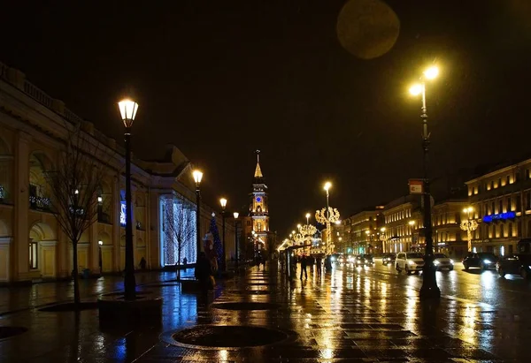 Procházka podél noci zdobené na Nový rok St. Petersburg — Stock fotografie