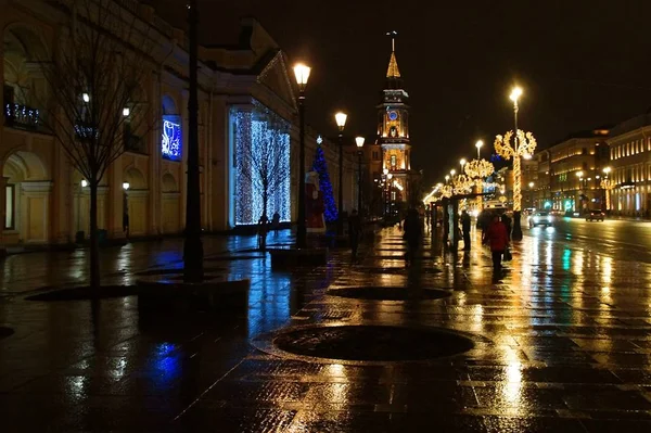 Paseo por la noche decorada para el Año Nuevo San Petersburgo —  Fotos de Stock