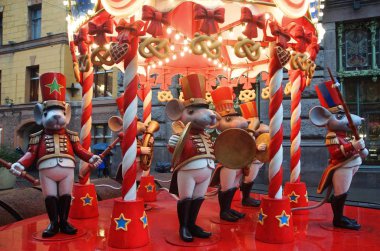 Yeni yıl için süslenmiş Petersburg 'da gece boyunca yürü.