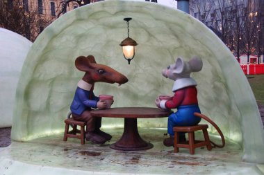 St. Petersburg 'un yeni yılı için dekore edilmiş gece boyunca yürü.