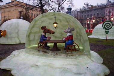 St. Petersburg 'un yeni yılı için dekore edilmiş gece boyunca yürü.