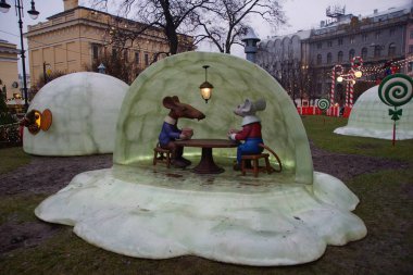 St. Petersburg 'un yeni yılı için dekore edilmiş gece boyunca yürü.