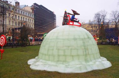 St. Petersburg 'un yeni yılı için dekore edilmiş gece boyunca yürü.