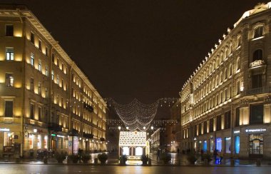 St. Petersburg 'un yeni yılı için dekore edilmiş gece boyunca yürü.