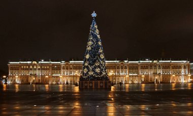St. Petersburg 'un yeni yılı için dekore edilmiş gece boyunca yürü.