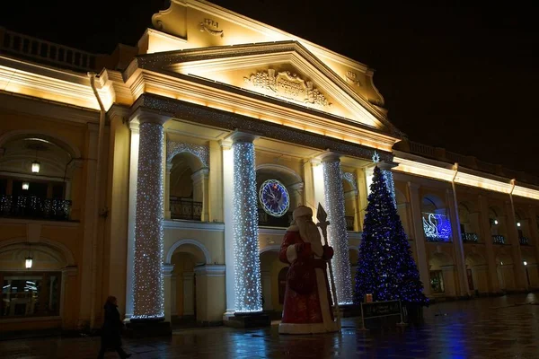 Passeio ao longo da noite decorado para o Ano Novo São Petersburgo, Gostiny Dvor — Fotografia de Stock