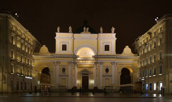 Прогулка по ночи, украшенной к Новому году Санкт-Петербурга, базилика Св. Екатерины Александрийской — стоковое фото
