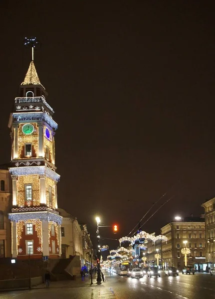 Passeggiata lungo la notte decorata per il nuovo anno San Pietroburgo — Foto Stock