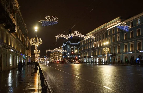 Wandeling langs de nacht gedecoreerd voor het nieuwe jaar St. Petersburg, Nevsky Prospekt — Stockfoto