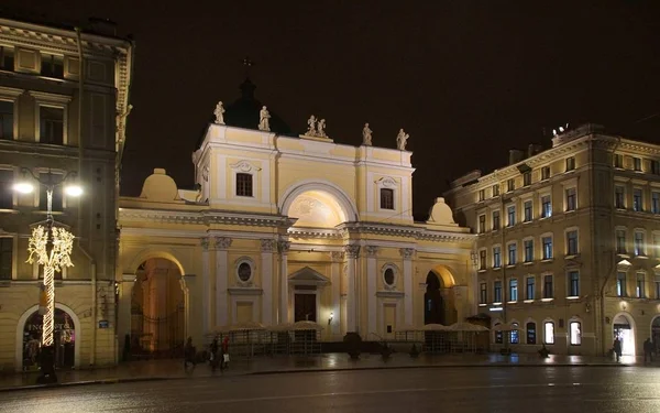 Caminhe ao longo da noite decorada para o Ano Novo de São Petersburgo, Basílica de Santa Catarina de Alexandria — Fotografia de Stock