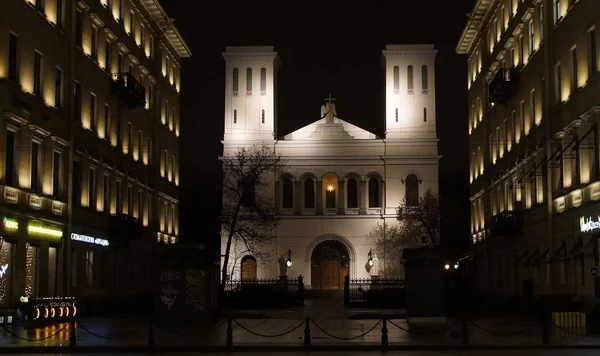 Wandeling langs de nacht ingericht voor het nieuwe jaar St. Petersburg, Petrikirche — Stockfoto