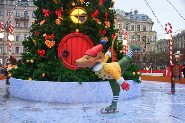 Прогулка по ночи, украшенная к Новому году Санкт-Петербурга — стоковое фото