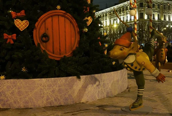 Paseo por la noche decorado para el Año Nuevo de San Petersburgo — Foto de Stock