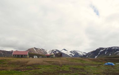 İzlanda 'da büyüleyici yaz yürüyüşü, Alftavatn' ın Botnar yolu Torsmork Ulusal Parkı, turist kampı.