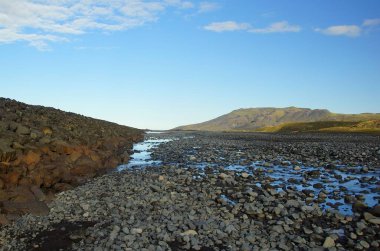 İzlanda 'da büyüleyici ve ilginç bir yaz yürüyüşü Botnar' ın Torsmork yolu, dağ nehri yolu.