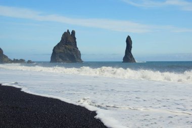 Güney İzlanda 'da Vik köyü yakınlarında Reynisfjall Dağı' nın yakınında yer alan bazalt kekurları