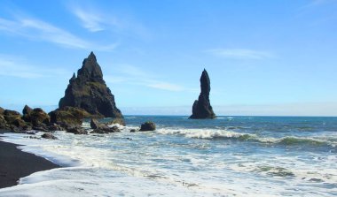 Güney İzlanda 'da Vik köyü yakınlarında Reynisfjall Dağı' nın yakınında yer alan bazalt kekurları
