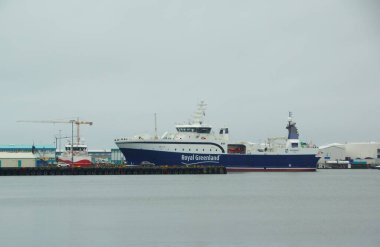 Kasvetli bir yaz günü ve pitoresk şehir güvertesi boyunca bir yürüyüş, eski liman ve rıhtımdaki gemiler