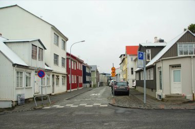 Kasvetli bir yaz günü ve küçük şirin evlerle sakin caddelerde bir yürüyüş.