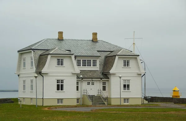 Yaz Güneşli Gün Reykjavik Khovdi Eski Konağı Içinde Dolgu Boyunca — Stok fotoğraf