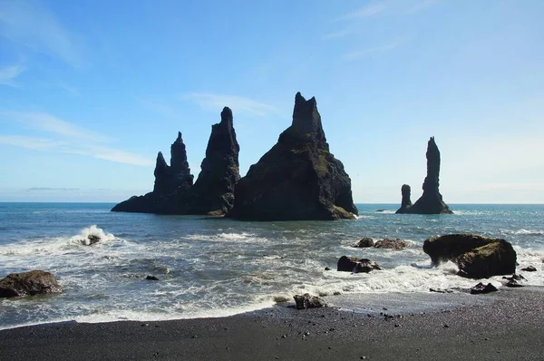 Basalte Kekurs Situé Près Montagne Reynisfjall Près Village Vik Dans — Photo