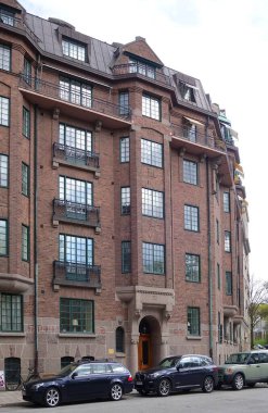 Stockholm 'ün merkezinde ilginç bir yürüyüş. İsveç sanat eserleri ve bina cephelerinin parçaları.