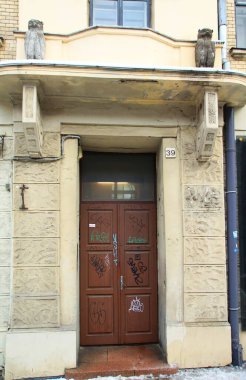 Mimaride ulusal romantizm, binanın giriş kapısı.