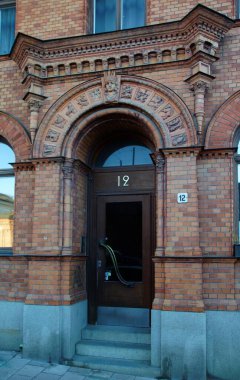 Mimaride İsveç ulusal romantizmi, binanın giriş kapısı