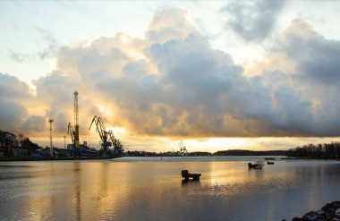 Ocak sabahı Vyborg 'da, Eski Şehir ve liman manzarası