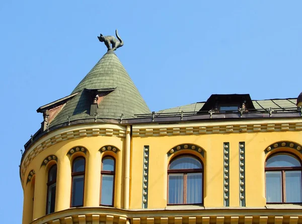 Ulusal romantizm ve Riga Art Nouveau 'nun özellikleri, ön cephe ve çatının bir parçası, siyah kedili bir ev.